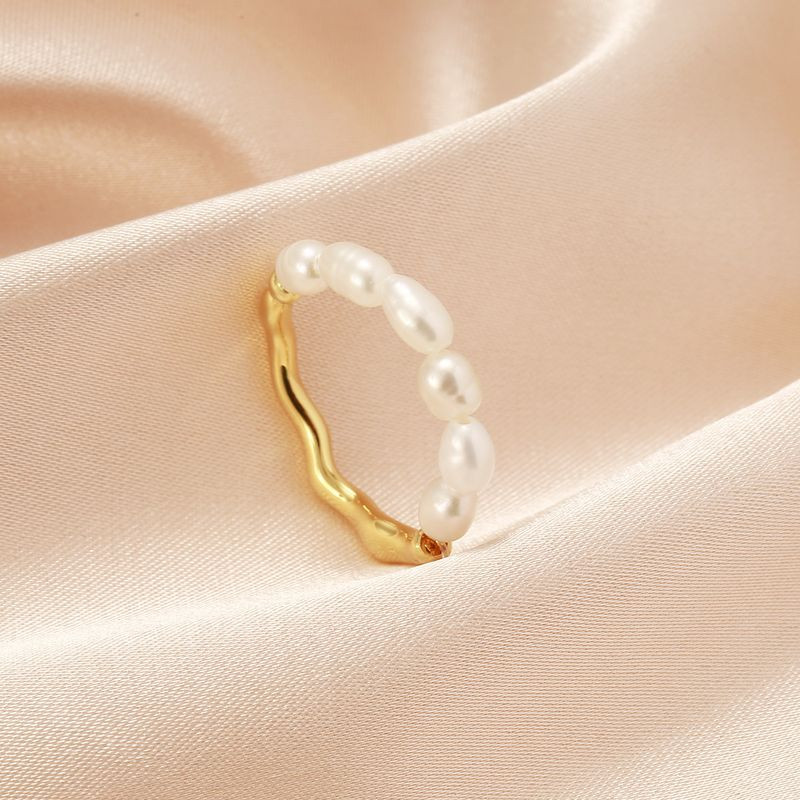 Тонкое разомкнутое кольцо с натуральным жемчугом 1J12251CJJ Тонкое разомкнутое кольцо с натуральным жемчугом 1J12251CJJ