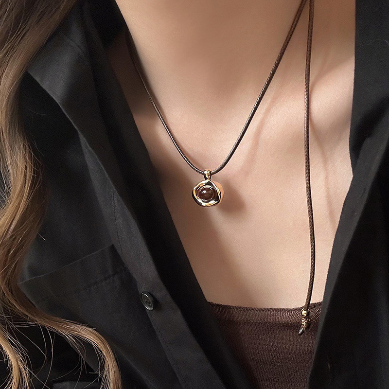 Минималистичное колье на шнурке с кристаллом медового оттенка CJR73944