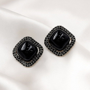 Вечерние серьги-пусеты Ромбы с черным ониксом и кристаллами 1J11246CJJ