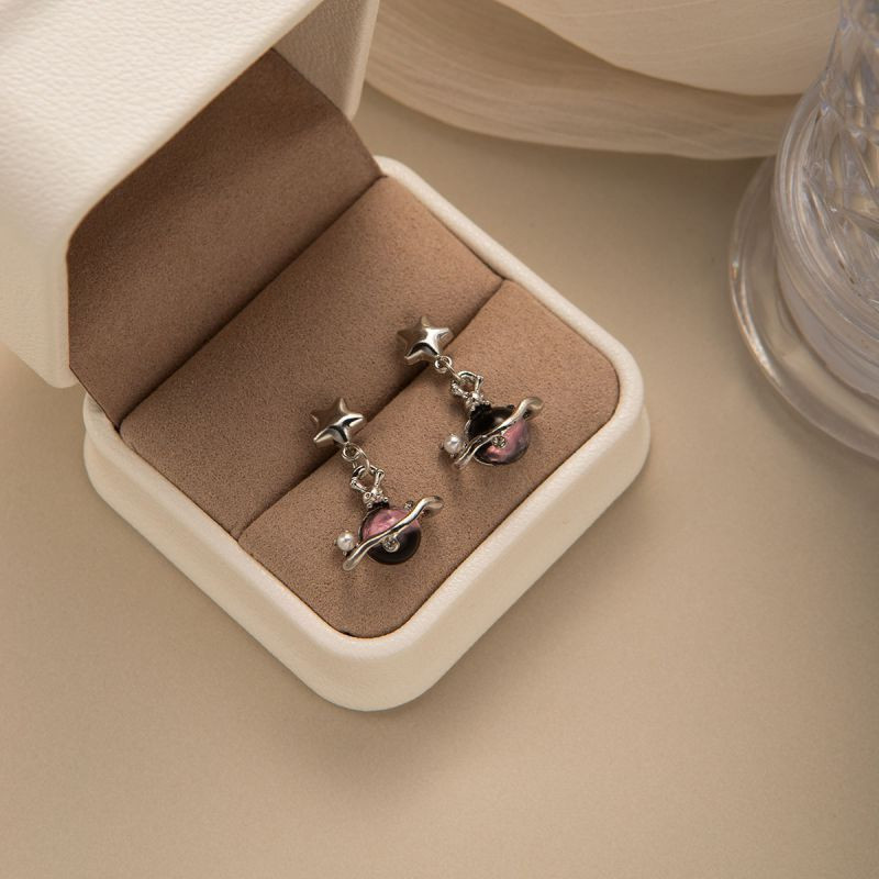 Тематические серьги пусеты в форме планет Сатурн CJL20188 Тематические серьги пусеты в форме планет Сатурн CJL20188