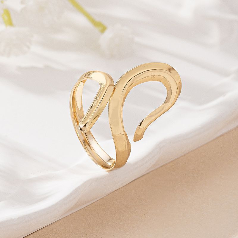 Кольцо асимметричное с переплетенными линиями CJM14390