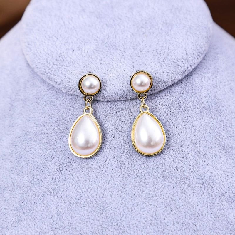 Висячие серьги с жемчужными подвесками в золотистой оправе CJD98409 Висячие серьги с жемчужными подвесками в золотистой оправе CJD98409