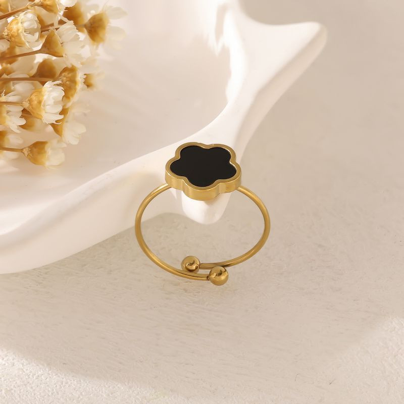 Кольцо с черной вставкой в форме клевера CJP45247
