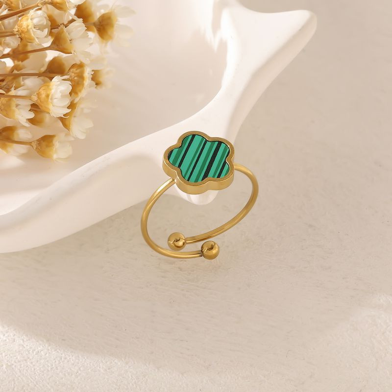 Кольцо с черной вставкой в форме клевера CJP45247