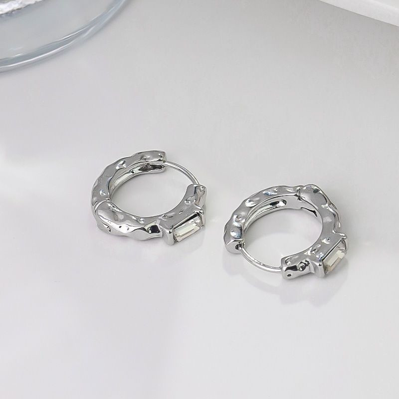 Фактурные серьги-кольца с квадратным кристаллом CJH48336