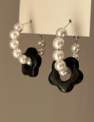 Контрастные серьги-кольца с жемчугом и черными цветами M09338