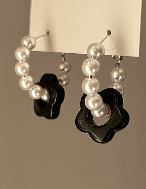 Контрастные серьги-кольца с жемчугом и черными цветами M09338 Контрастные серьги-кольца с жемчугом и черными цветами M09338
