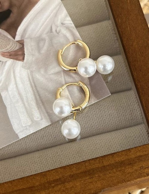 Золотистые серьги-кольца с двойным жемчугом Z55738
