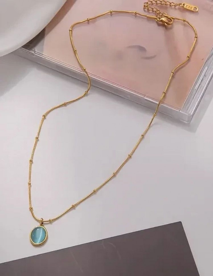 Золотистая цепочка с овальным кулоном и зеленой вставкой J10081CJJ