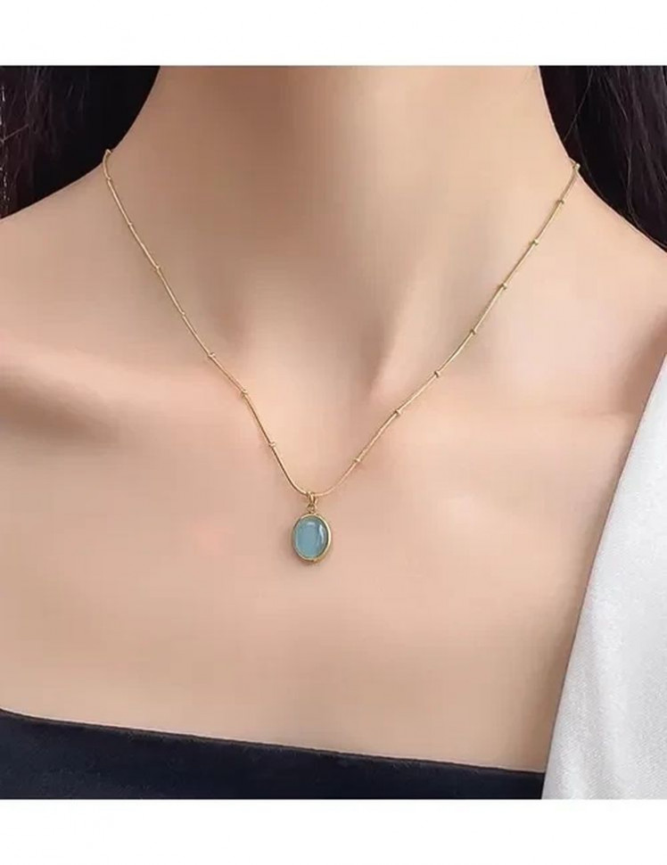 Стальная цепочка с напылением золотом с овальным кулоном и зеленой вставкой J10081CJJ