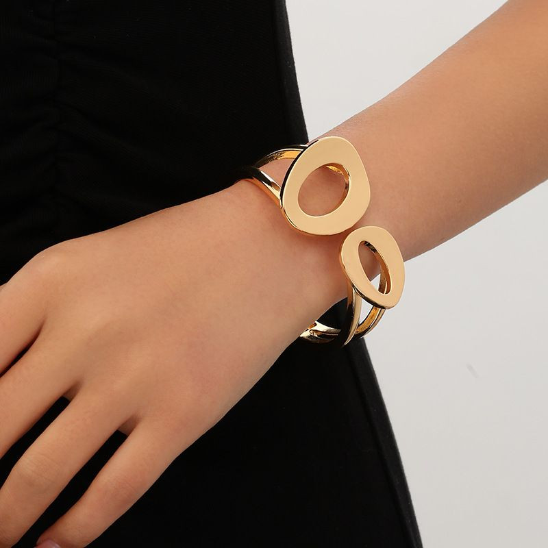 Браслет жесткий из полых овальных элементов CJL97755