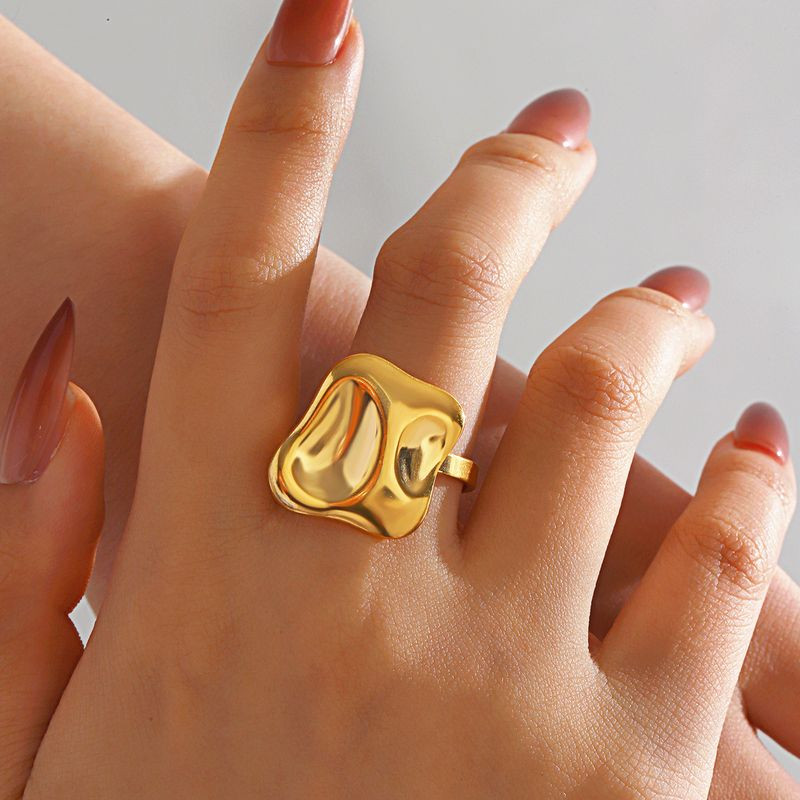 Золотистое разомкнутое кольцо с эффектом мятой фольги 1J12252CJJ Золотистое разомкнутое кольцо с эффектом мятой фольги 1J12252CJJ