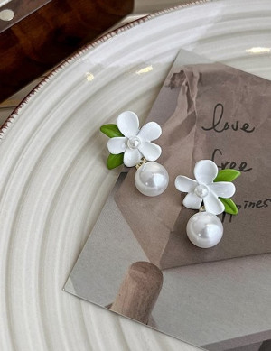 Нежные серьги-пусеты цветы с жемчугом Z03369 Нежные серьги-пусеты цветы с жемчугом Z03369