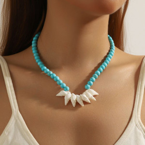 Бусы из бирюзового камня с центральной вставкой из белых ракушек CJN31921