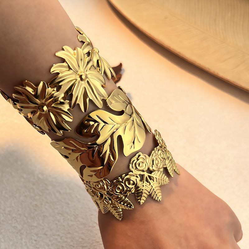 Браслет жесткий в форме кленового листа CJM19017