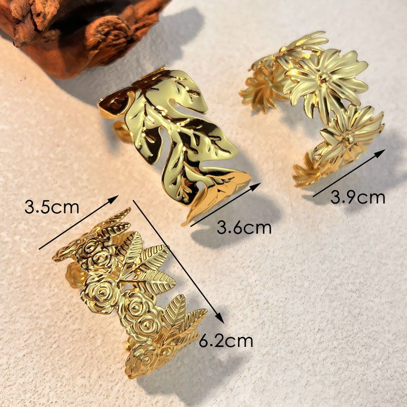 Браслет жесткий в форме кленового листа CJM19017