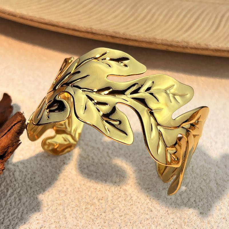 Браслет жесткий в форме кленового листа CJM19017