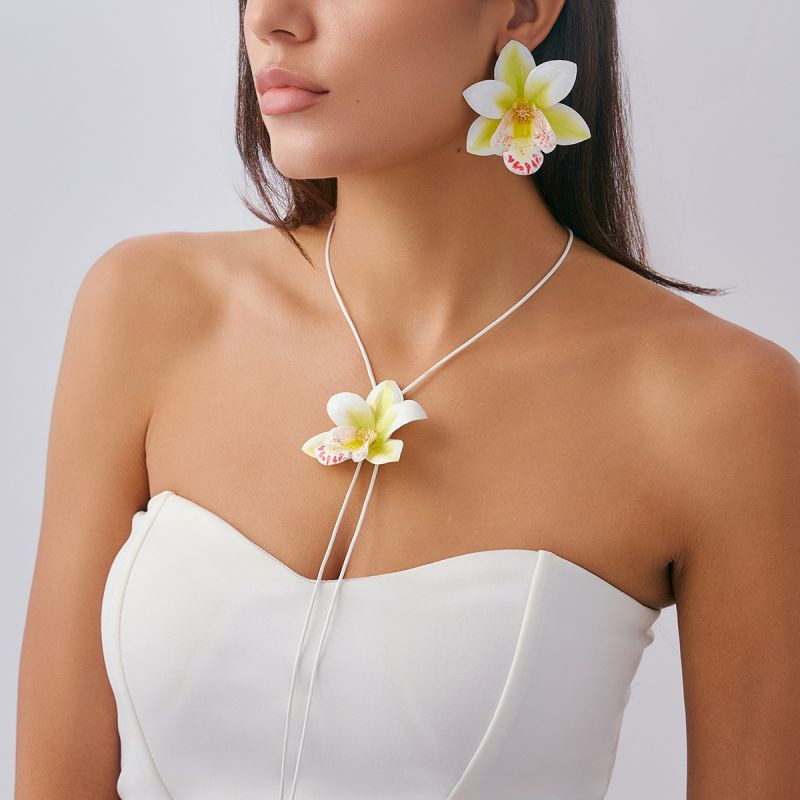 Яркие серьги-пусеты оранжевые лилии CJN79273