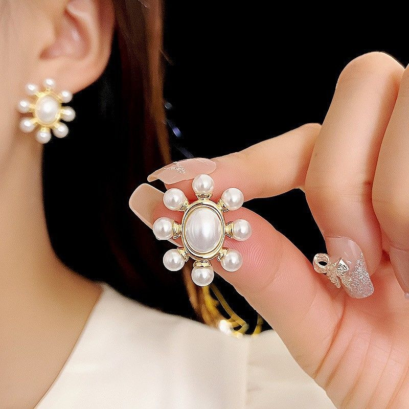 Серьги-пусеты в форме жемчужных цветов CJP62474 Серьги-пусеты в форме жемчужных цветов CJP62474