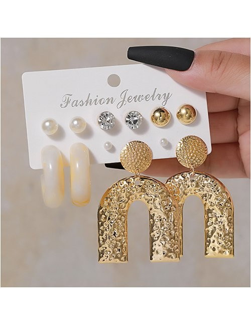 Набор массивных золотистых серег с фактурными дугами и жемчужными пусетами M13007 Набор массивных золотистых серег с фактурными дугами и жемчужными пусетами M13007