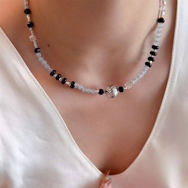 Минималистичные Бусы из темных и светлых камней CJL47336