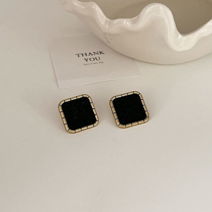 Квадратные серьги-пусеты с черной эмалью N66651