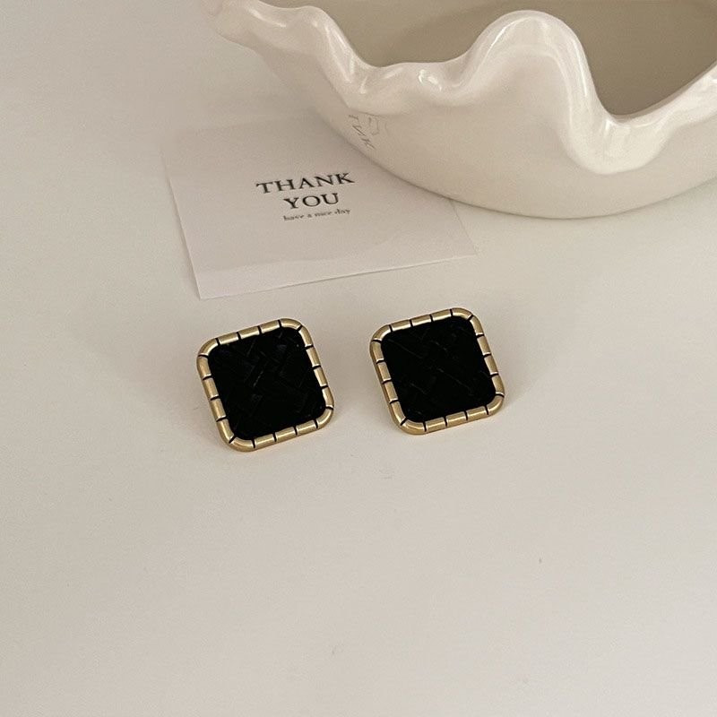 Квадратные серьги-пусеты с черной эмалью N66651