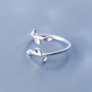 Кольцо разомкнутое с декоративными листьями CJC99331