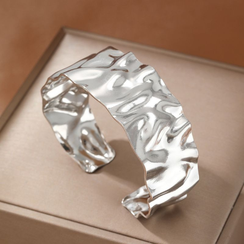 Браслет широкий разомкнутый с эффектом мятого металла CJM03838 Браслет широкий разомкнутый с эффектом мятого металла CJM03838