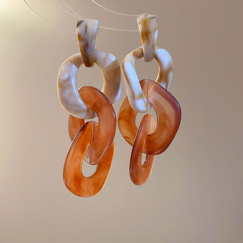 Массивные серьги-цепи из матового акрила в бежево-коричневых тонах CJP44924 Массивные серьги-цепи из матового акрила в бежево-коричневых тонах CJP44924