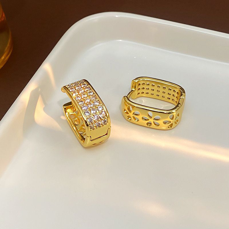 Прямоугольные серьги-кольца с резным узором CJL32472