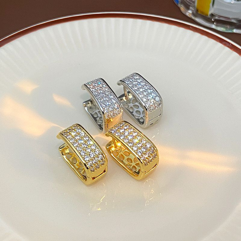 Прямоугольные серьги-кольца с резным узором CJL32472