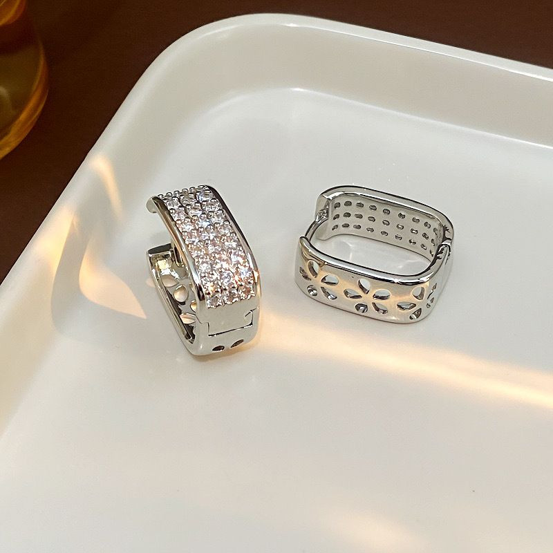 Прямоугольные серьги-кольца с резным узором CJL32472