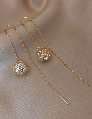 Серьги-пусеты с кристаллами в золотистых сферах U98224 Серьги-пусеты с кристаллами в золотистых сферах U98224