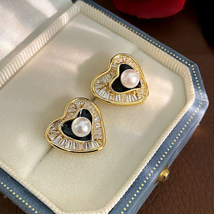 Серьги-сердца с жемчугом и черной эмалью CJG37492 Серьги-сердца с жемчугом и черной эмалью CJG37492