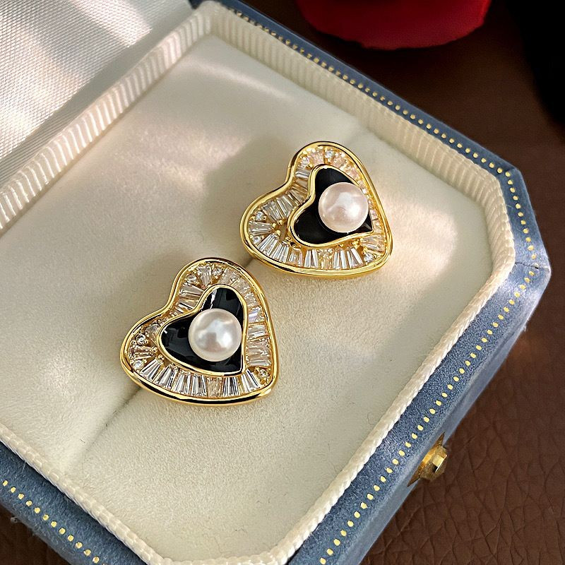 Серьги-сердца с жемчугом и черной эмалью CJG37492