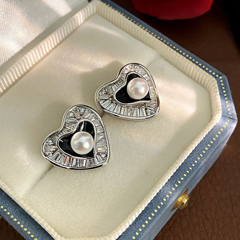 Серьги-сердца с жемчугом и черной эмалью CJG37492