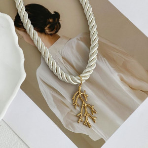 Массивное плетеное колье-жгут с золотистыми подвесками CJQ01037