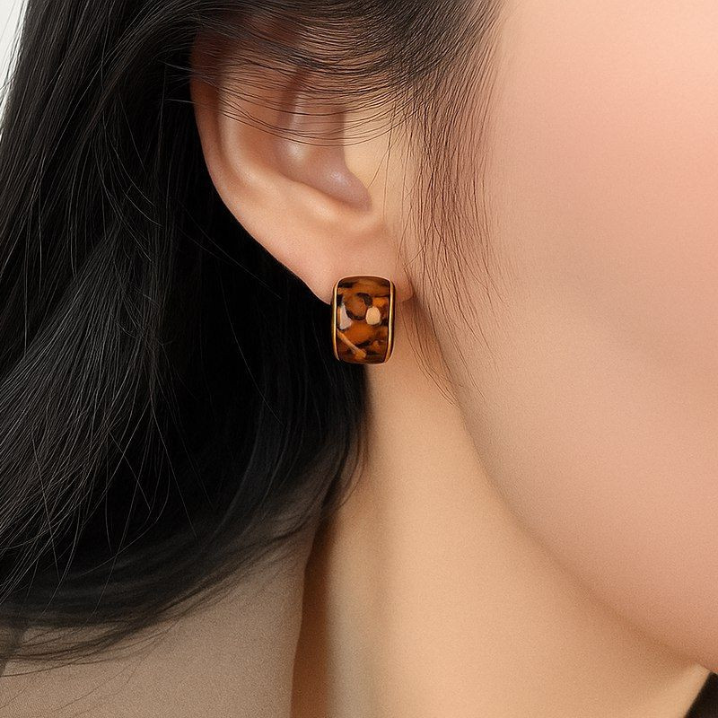 Золотистые серьги пусеты с анималистичным принтом леопард на коричневой эмали 1J12189CJJ