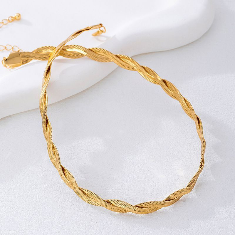 Жесткое колье-обруч в форме витой золотой ленты CJQ30790
