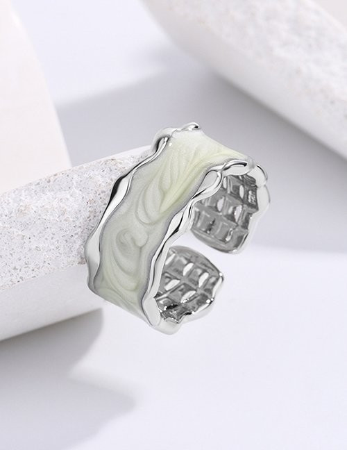 Широкое кольцо с волнообразным краем и светлой эмалью M09462