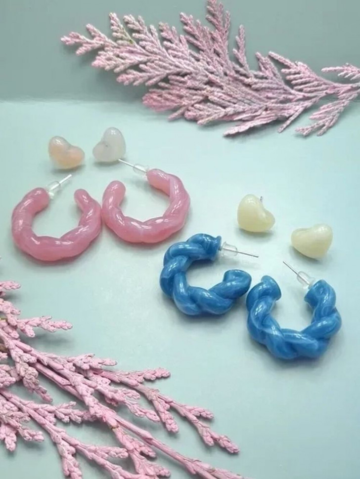 Набор ярких акриловых серег с витыми кольцами и сердцами J10022CJJ Набор ярких акриловых серег с витыми кольцами и сердцами J10022CJJ