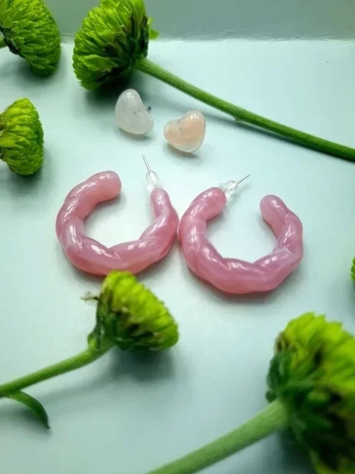 Набор ярких акриловых серег с витыми кольцами и сердцами J10022CJJ Набор ярких акриловых серег с витыми кольцами и сердцами J10022CJJ