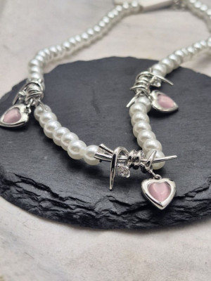 Жемчужное колье с шипами и розовыми подвесками-сердцами J10784CJJ Жемчужное колье с шипами и розовыми подвесками-сердцами J10784CJJ