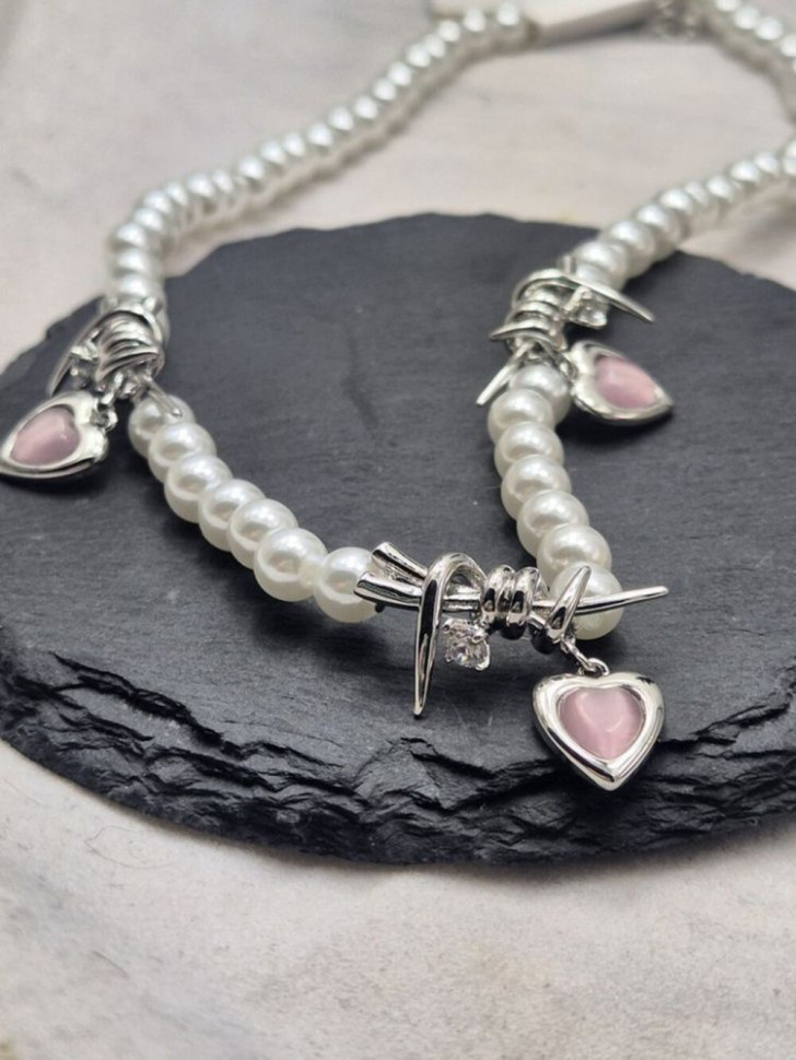 Жемчужное колье с шипами и розовыми подвесками-сердцами J10784CJJ Жемчужное колье с шипами и розовыми подвесками-сердцами J10784CJJ
