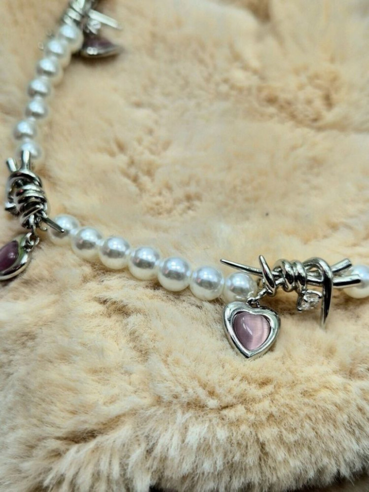 Жемчужное колье с шипами и розовыми подвесками-сердцами J10784CJJ Жемчужное колье с шипами и розовыми подвесками-сердцами J10784CJJ