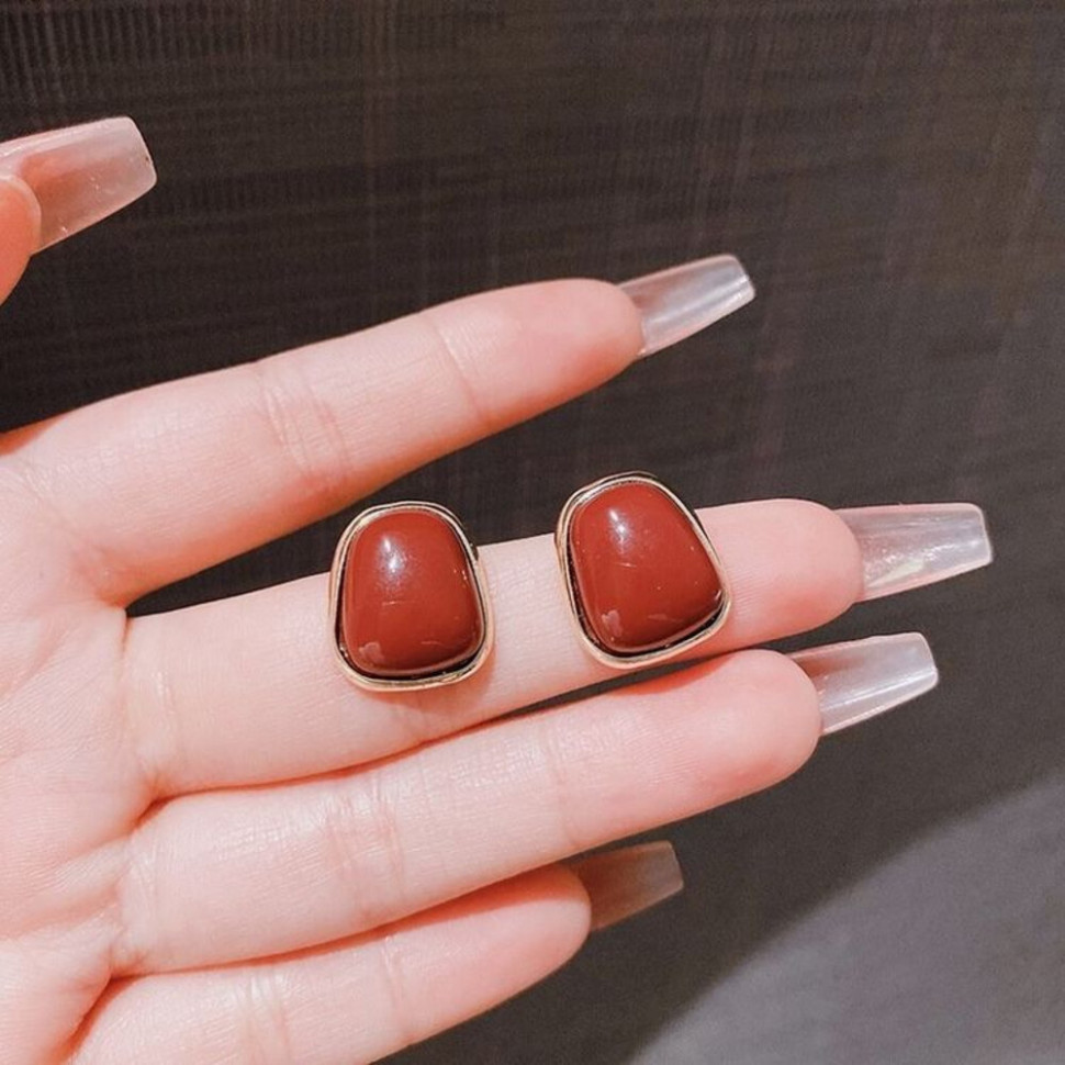 Яркие стальные серьги-пусеты с алой эмалью и золотым кантом 1J11249CJJ