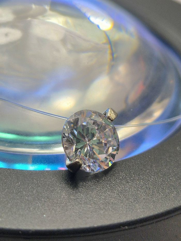 Минималистичное колье-невидимка с одиночным кристаллом J11449CJJ