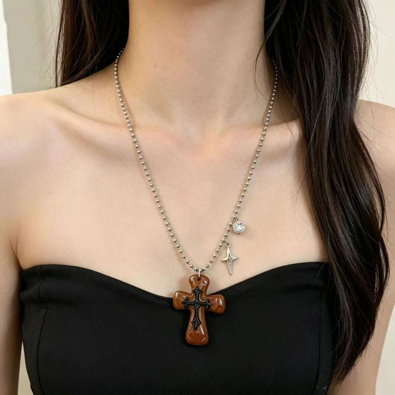 Коричневое колье с крестом CJZ43898