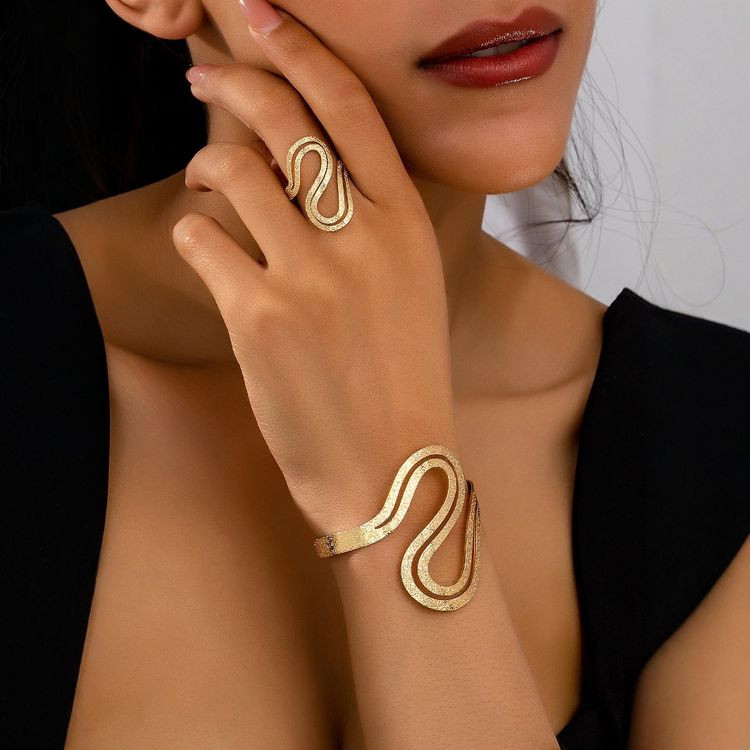 Браслет жесткий разомкнутый с плавными изгибами линий CJL47151